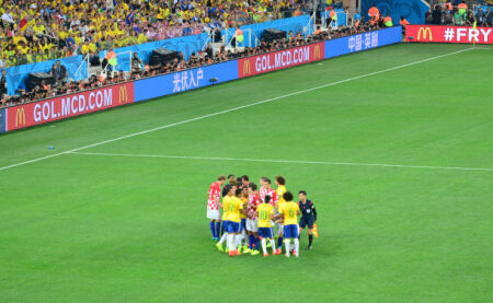 更是东西方 更是东西方